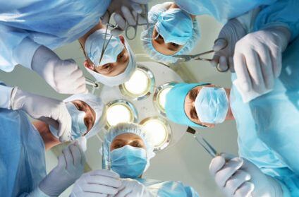 Хирурзите извършват операция за уголемяване на пениса