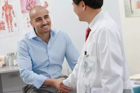 пациентът благодари на лекаря за операцията за уголемяване на пениса