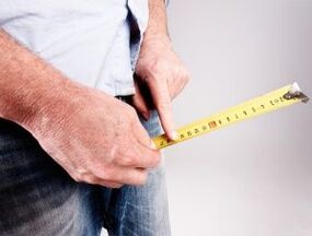мъж измерва пениса преди уголемяване със сода